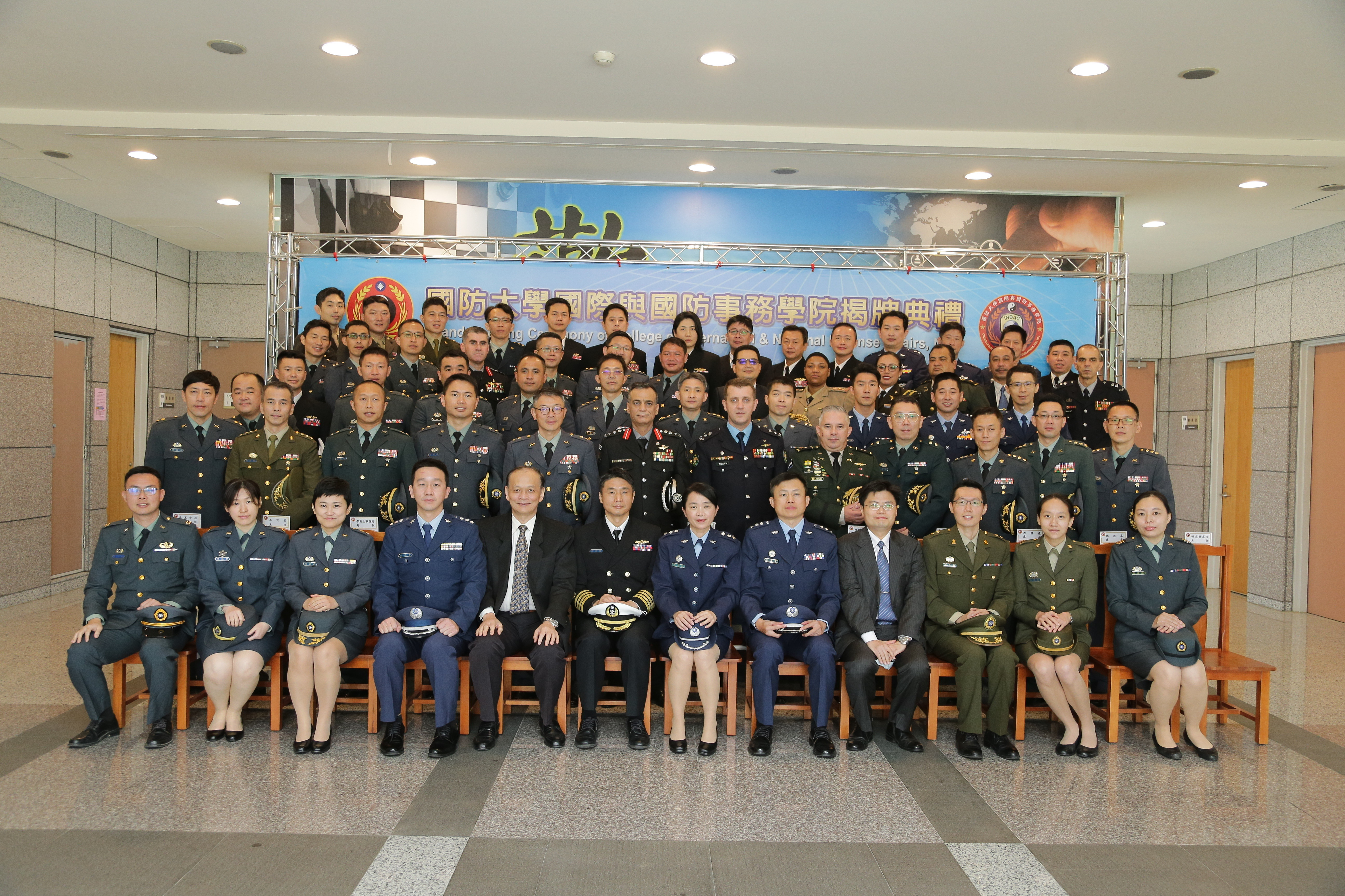 2022年國際學院成立時成員合影